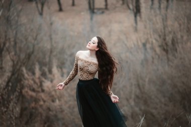 Uzun saçlı güzel kız.