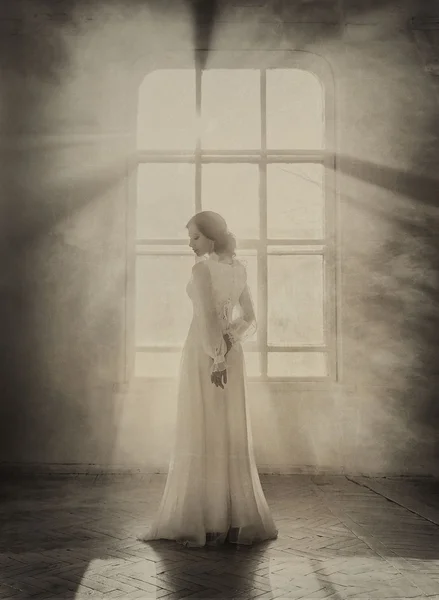 Lady in witte vintage jurk — Stockfoto