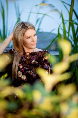 Güzel sarışın kadın. 