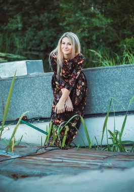 Güzel sarışın kadın. 