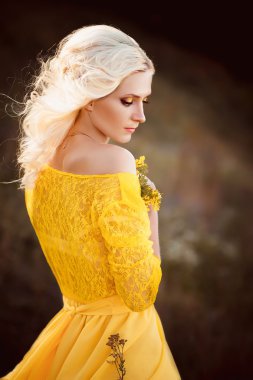 uzun sarı elbiseli güzel Bayan
