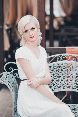  parlak elbiseli güzel Bayan