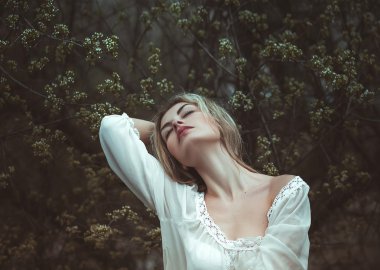  Porselen deri ile üzgün kız