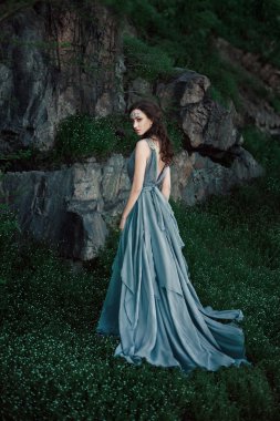 güzel bahar yürüyüşte yeşil Hills