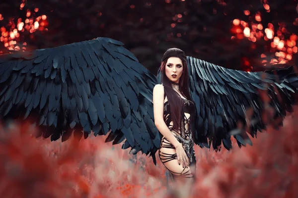 Чорного ангела. Красива дівчина демон — стокове фото