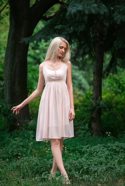Şeffaf elbiseli kız — Stok fotoğraf