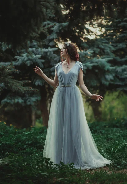 Flickan i transparent klänning — Stockfoto
