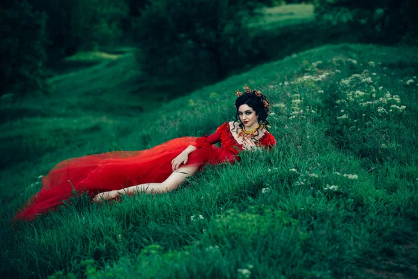 Condessa em um vestido vermelho longo — Fotografia de Stock