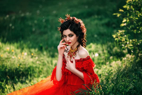 Grevinnan i en lång röd klänning — Stockfoto
