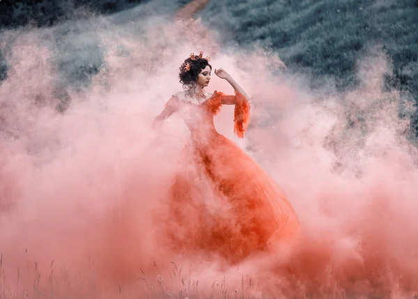 Senhora em um luxuoso vestido vermelho exuberante — Fotografia de Stock