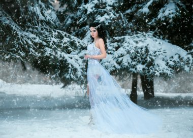 Beyaz bir elbise içinde lüks esmer