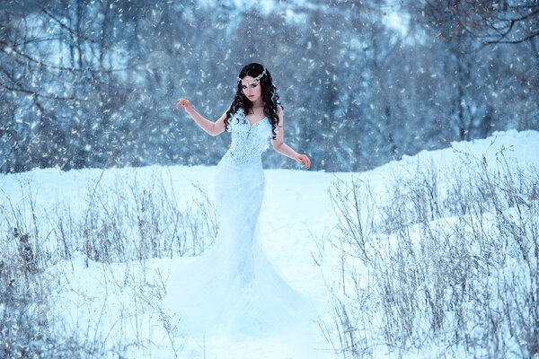 Роскошная брюнетка в белом платье
