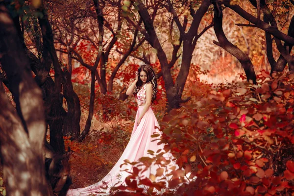 Dáma v luxusní svěžích růžových pastelových šatech — Stock fotografie