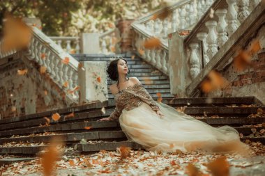 Lüks elbiseli güzel kız yürüyor 