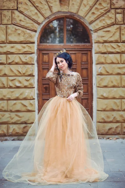 Красивая девушка в роскошном платье прогулки в осеннем парке — стоковое фото