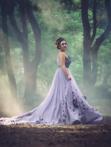 Senhora em um luxuoso vestido roxo exuberante — Fotografia de Stock