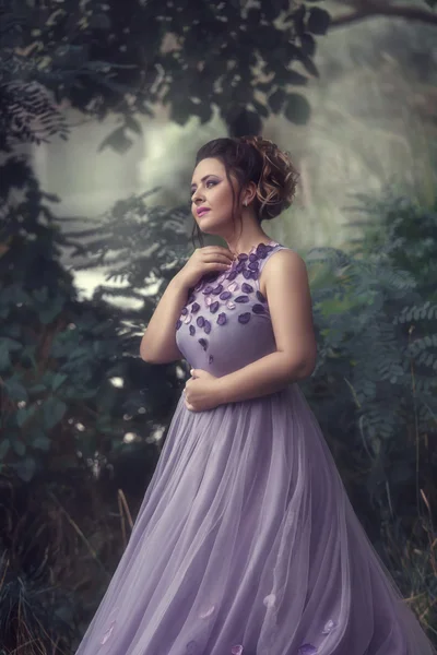 Egy luxus buja lila ruhás hölgy — Stock Fotó