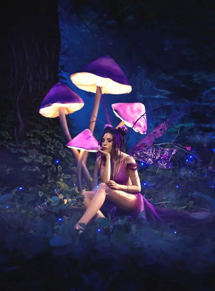 Fairy zittend onder enorme paddestoelen — Stockfoto