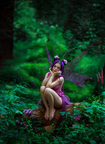 Sad fairy sitter på ett träd — Stockfoto