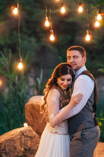 Fille en robe blanche dans la nature avec votre aimé — Photo