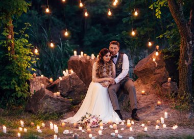 Gelin ve damat kayanın üzerinde oturuyor. .