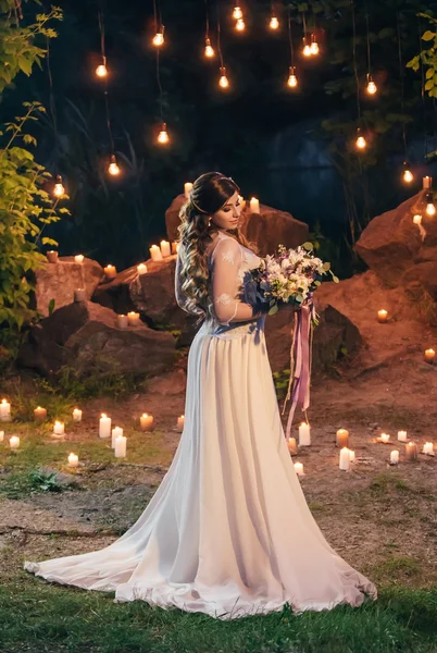 Фото нареченої в вінтажній сукні з квітами . — стокове фото