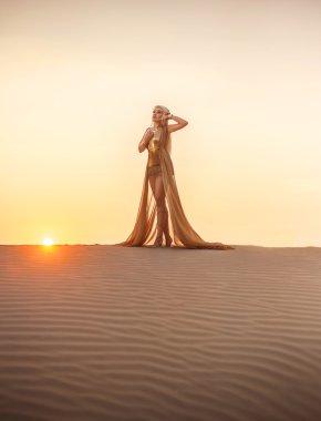 Güzel queen of the desert filmindeki bir altın elbise.