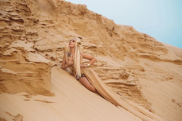 Bela rainha do deserto em um vestido dourado . — Fotografia de Stock