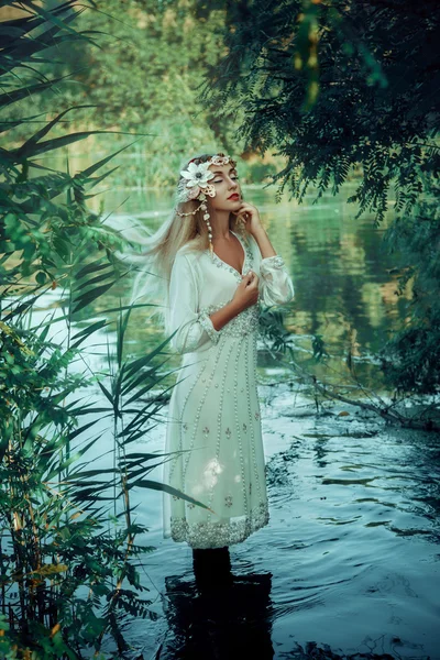 湖の美しい妖精. — ストック写真