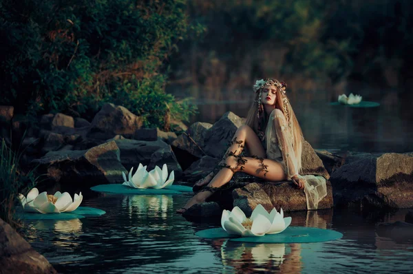 Prachtige Fairy op het meer. — Stockfoto