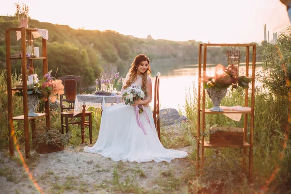 Joven novia - elegante, elegante, sentado a la mesa en una silla — Foto de Stock