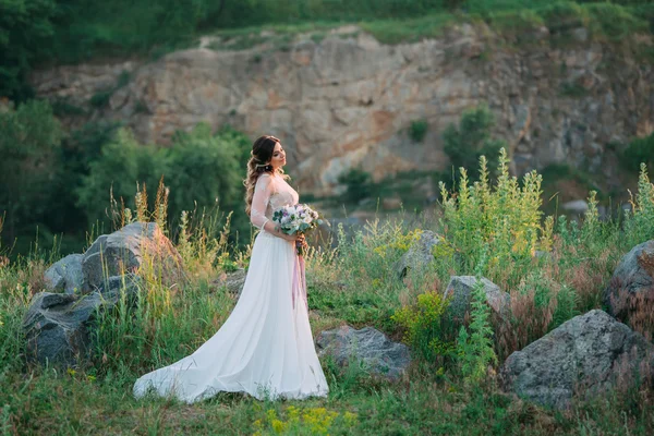 Schöne Dame in einem schicken weißen Kleid auf dem Hintergrund des Bildes — Stockfoto