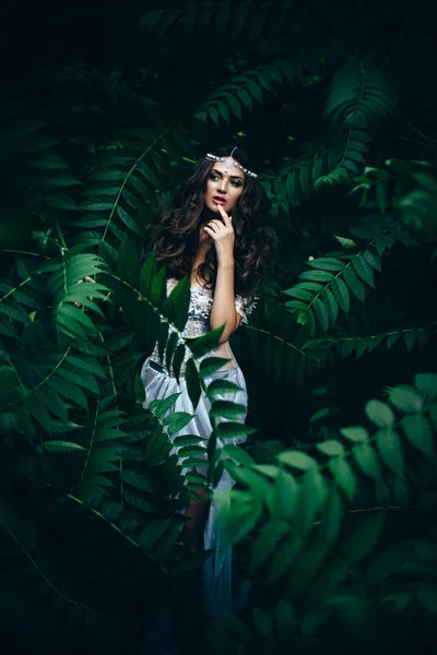 Gizemli ormanın içinde fantezi peri — Stok fotoğraf