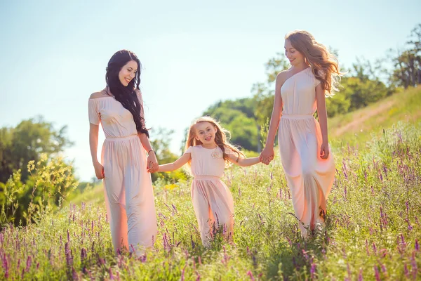 Весела мати і дві красиві дочки в розкішних сукнях . — стокове фото