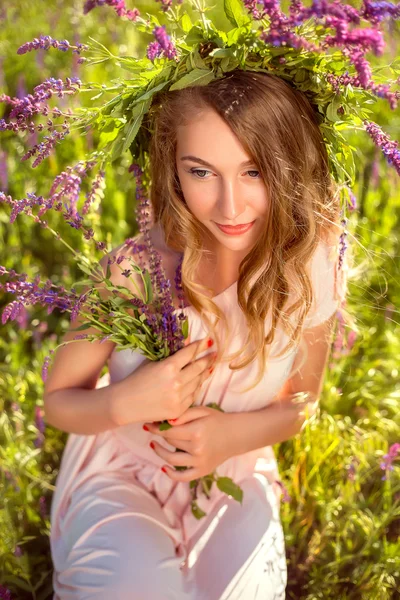Retrato de uma senhora sonhadora em uma coroa luxuosa de flores silvestres — Fotografia de Stock