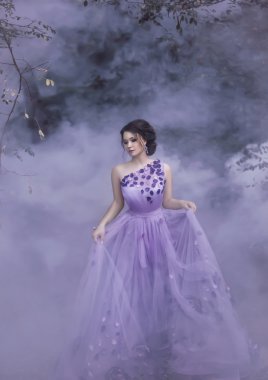 Mor elbiseli güzel kız.