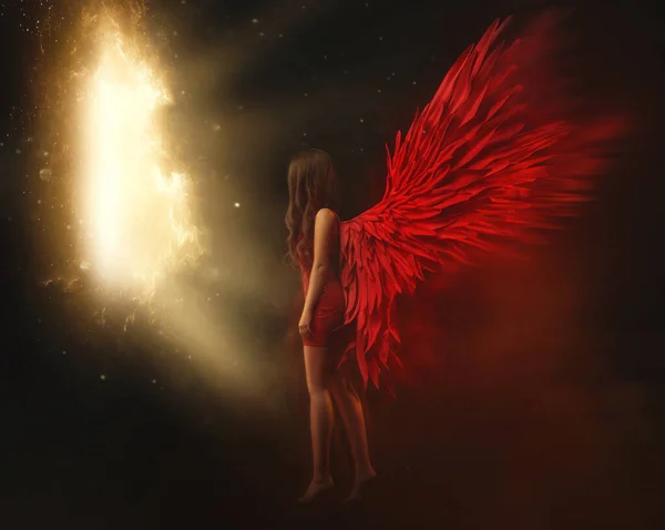 Kırmızı kanatlı genç bir melek kadın evrenler ve dünyalar arasında parlayan kapılardan uçuyor. Yıldızlı karanlık gökyüzü arkaplanı. Seksi lateks elbiseli tanrıça kız. — Stok fotoğraf