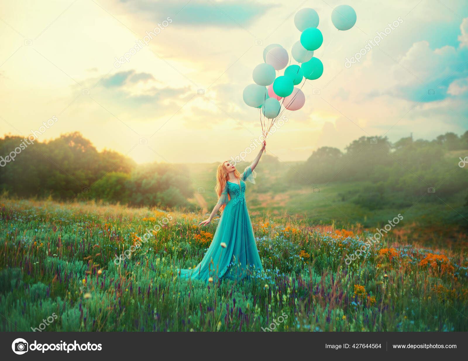 खुश महिला फूलों वाली घाटी में चलती