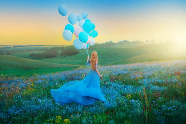 Ett konstverk. Silhuett i rörelse lycklig kvinna. Fantasy flicka prinsessa hålla i hand ballong luft ballong. lång blå klänning fladdrande flyga i vinden. Solnedgång himmel dimma, blommor grön äng. blont hår tillbaka vy — Stockfoto