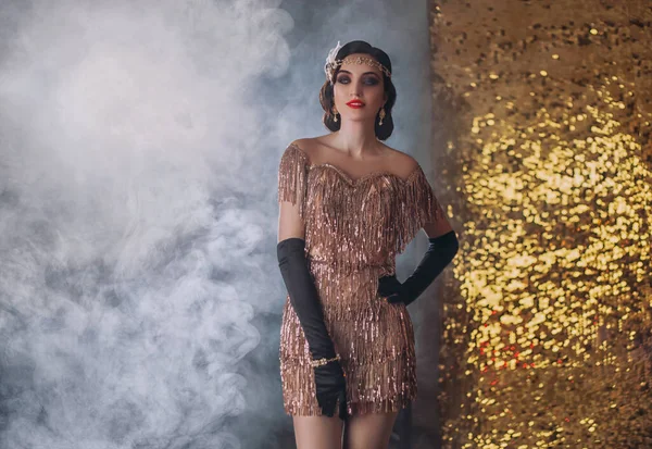 Schönheit glücklich junge Flapper Frau sexy Retro-Dame. goldenes Haarband, Fingerwellenfrisur, 20er Jahre Kleid Abendschminke helle Lippen. Hinterzimmer voller Rauch. Elegantes trendiges Image für die Party — Stockfoto