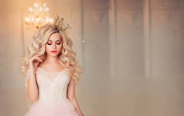 Portret grillig fantasie prinses meisje. Blond lond haar gouden kroon. Een sprookjesvrouw in een vintage jurk. Witte kamer lamp kroonluchter. Verveelde mode model koningin. vrije ruimte voor een breed tekstscherm. — Stockfoto