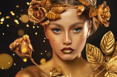 Fantezi portresi, altın tenli, dudaklı, vücutlu yakın plan kadın. Çekici çelenkli kız altın güller, aksesuar mücevherler, mücevherler. Güzel bir yüz, çelik parıltılı makyaj. Elf Peri Prensesi. Moda modeli.