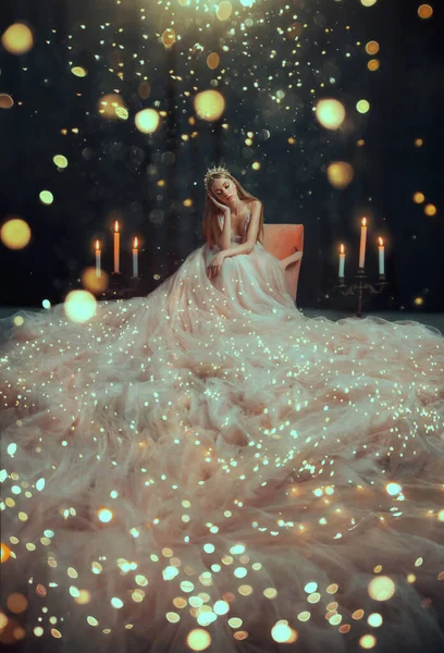 Fantasy lány hercegnő csillag ül karosszéken luxus rózsaszín csillogó ruha, hosszú szoknya selyem vonat. Nő királynő csillag, világít arany fények fehér izzók koszorúk karácsonyi mágia — Stock Fotó