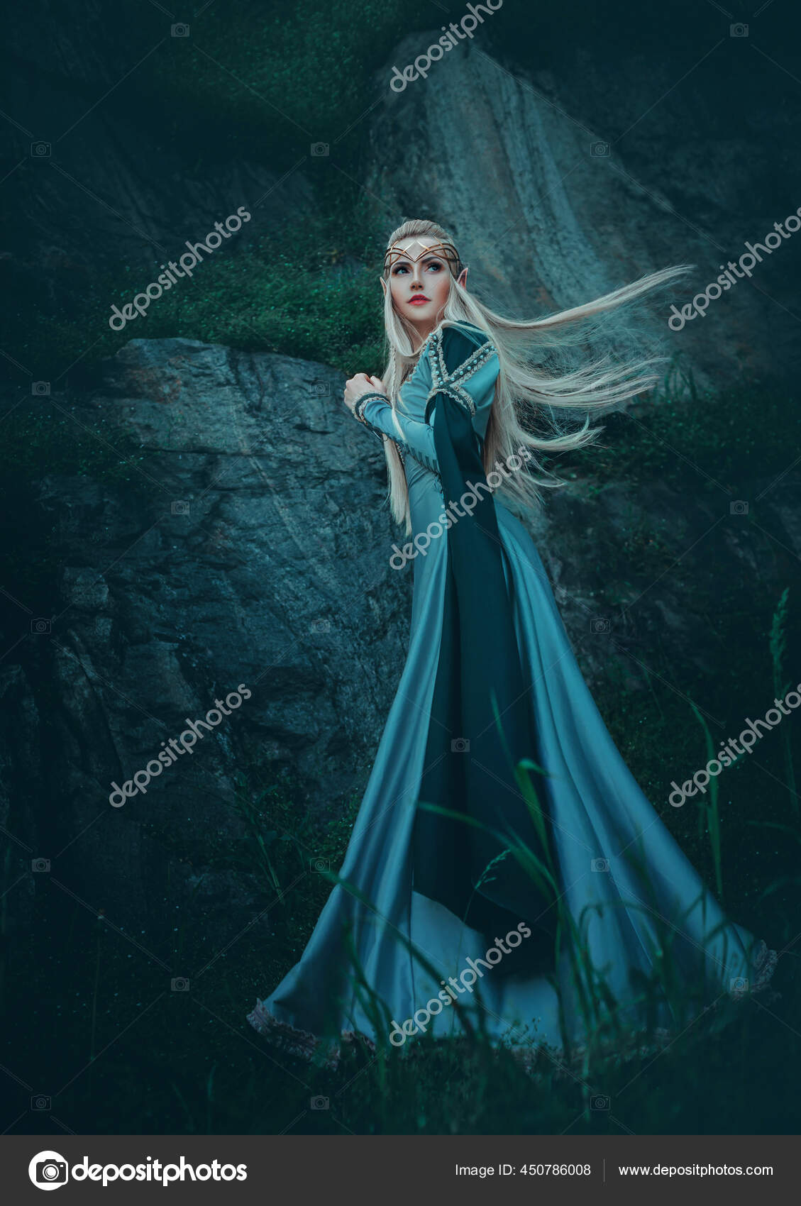 Hermosa mujer de fantasía diosa elfo camina en la naturaleza bosque  místico. Vestido largo creativo vintage