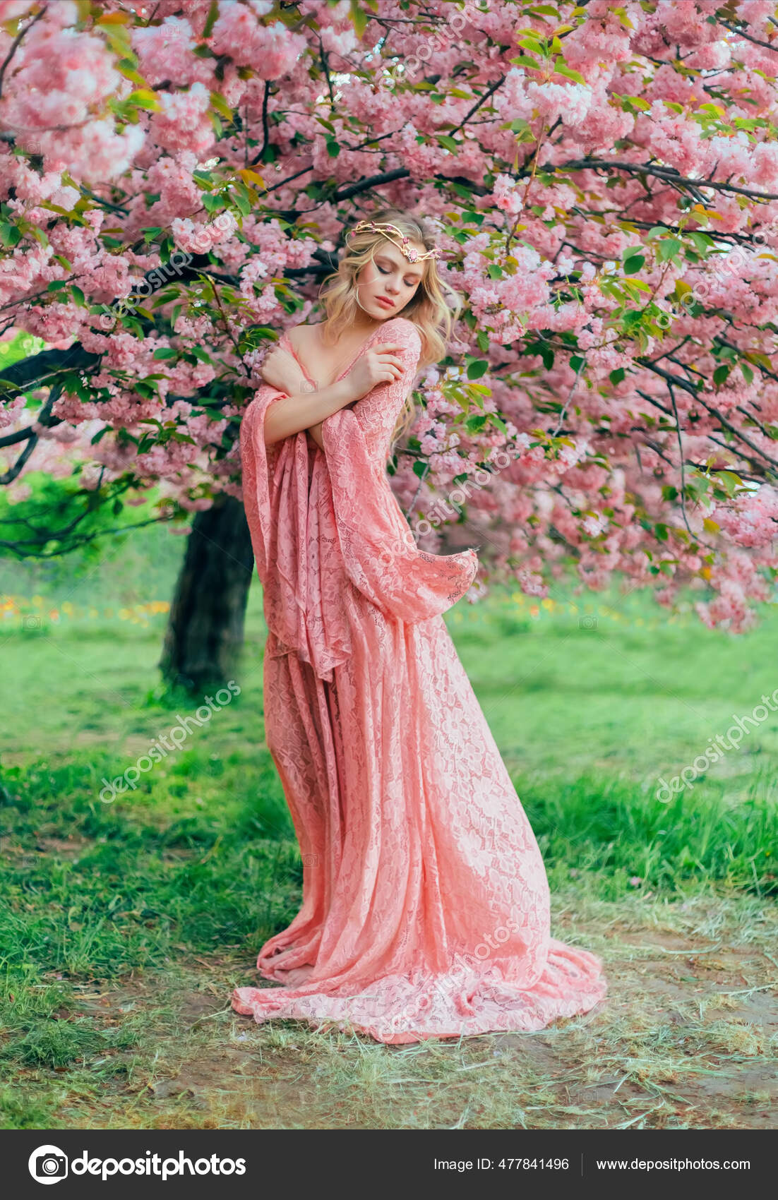 Fantasia mulher feliz princesa caminha na primavera florescendo jardim  abraça-se por ombros. Flores cor-de