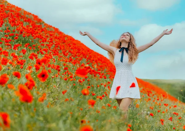 Allegro felice fantasia donna gioia soleggiata primavera. Romantica ragazza bionda sorridente mani viso sollevato. Sullo sfondo fioritura fiori rossi papaveri prato, cielo blu brillante. abito guipure vintage bianco corto sundress — Foto Stock