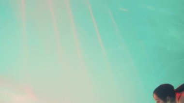 Fantezi kadın denizkızı derin sularda yüzer, uzun kırmızı elbise kuyruğu hareket halindedir. Okyanusun kız prensesi mavi su. Sihirli bilardo yaratıcı çekim. Islak kadın peri siren efsanesi tanrıçası.