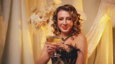 Mutlu kadın retro bayan bir bardak beyaz şarap tutan, kameraya bakarken tezahürat yapan. Güzel gözler, gülümseyen dudaklar tatil kutlaması konsepti, alkollü içecek.