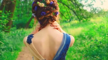 Genç, güzel bir kadının el parmakları esmer saçlı, boyun omuzlu tenine dokunuyor. Zarif Akşam Şatafatlı Saç Tarzı Mavi Çiçekler Moda Modeli Yetişkin Kız Seksi Arka Görünüm