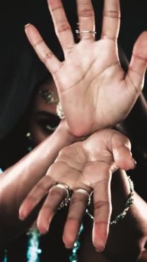 Siluet yakın plan portresi Afro-Amerikan kadın vudu cadısı dans eden eller. Kız gotik vampir dans ediyor, seksi parmak yavaş çekimde hipnotize oluyor. Mistik bir yüz. Siyah kapüşonlu